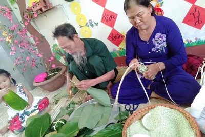 Hoạt động trải nghiệm “Gói bánh chưng ngày tết Cổ Truyền” của các bé Trường Mầm Non Tuổi Thơ